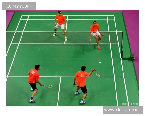 羽毛球双打中场沟通模式对临场表现的影响及其作用机制分析